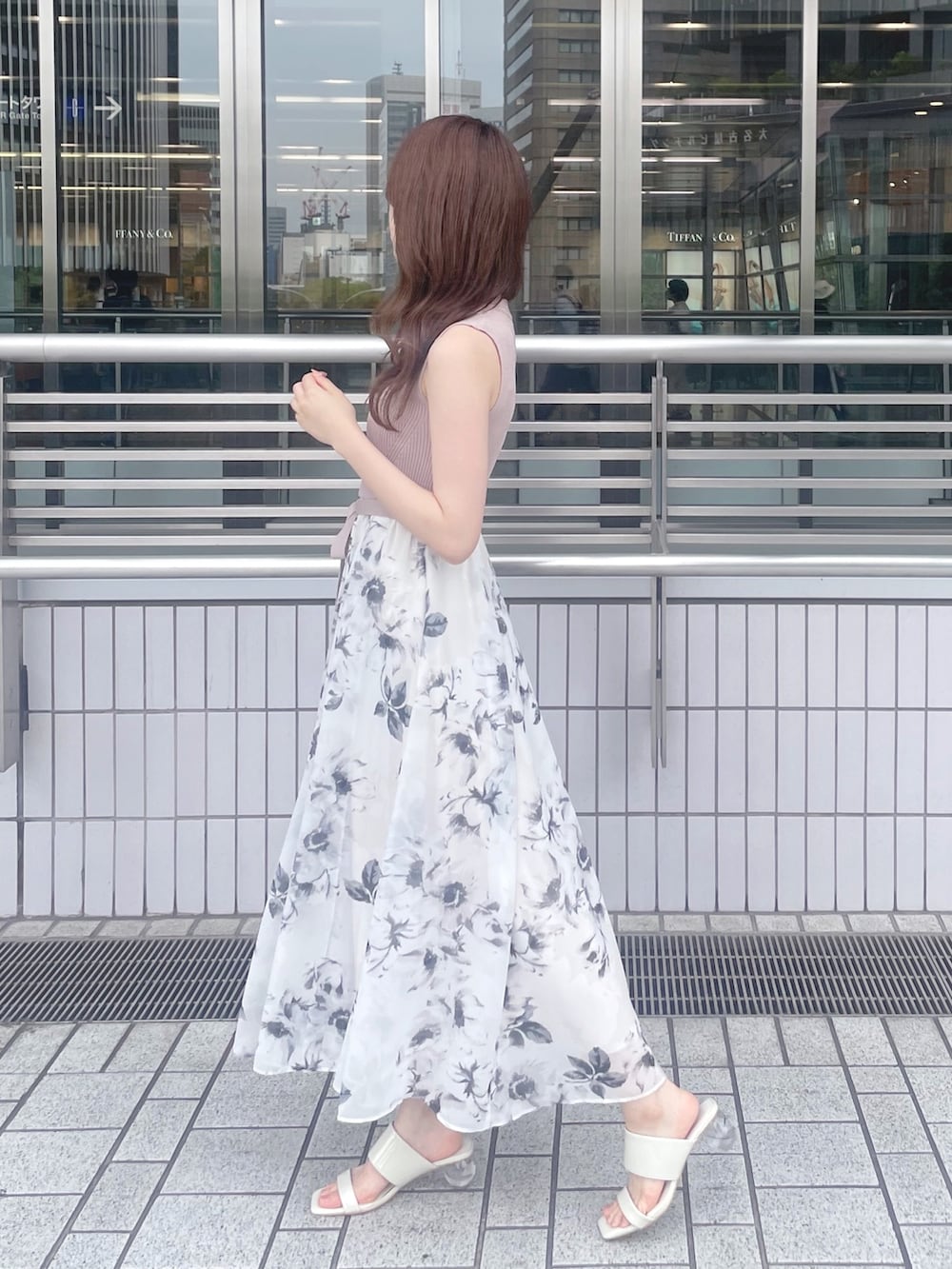 ベージュ系のワンピース、ピンク系のハンドバッグ、ホワイト系のサンダルを着用したレディースの夏コーディネートの4枚目の写真