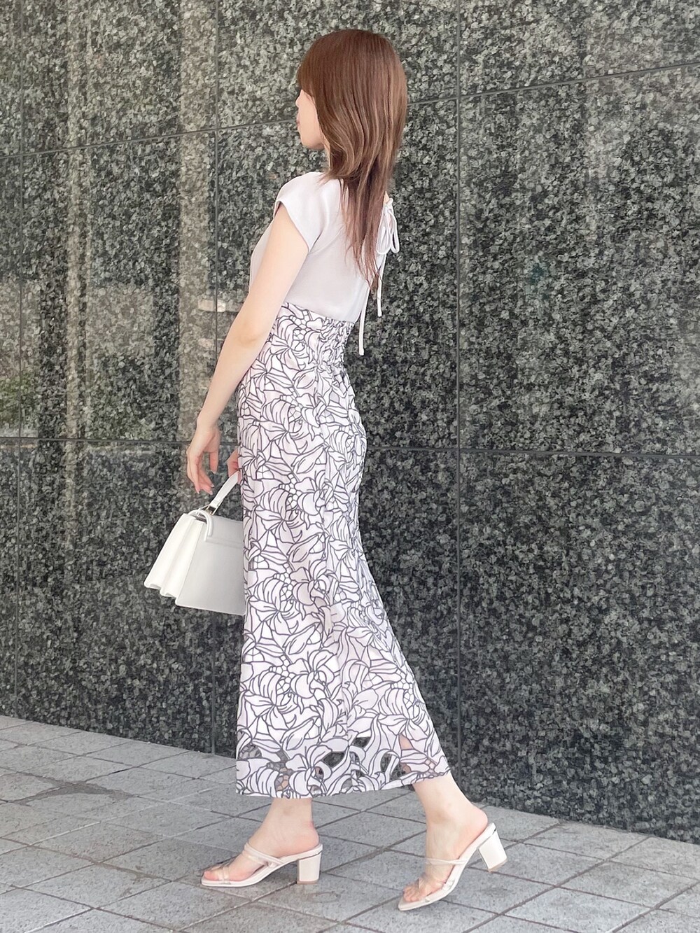 ベージュ系のワンピース、ホワイト系のハンドバッグ、その他のサンダルを着用したレディースの夏コーディネートの5枚目の写真