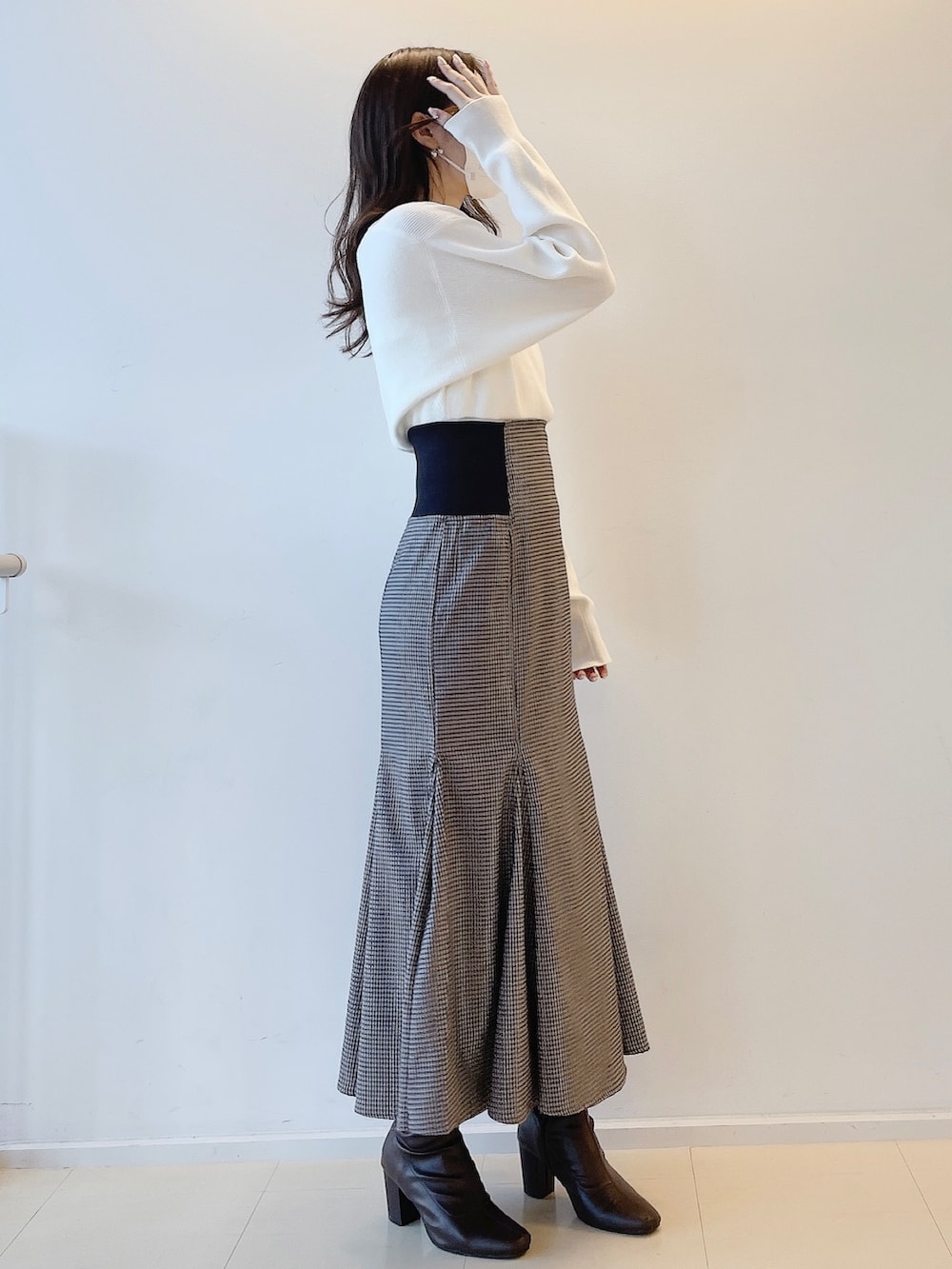「ニット、レース、マーメイドスカート、ホワイトコーデ、冬コーデ、スタイルアップ、ハイウエスト」｜「MERCURYDUOのウエストリブ切替マーメイドスカート（スカート、その他）」を使った、AMIさん（レディース・158cm）の秋コーディネートの3枚目の写真