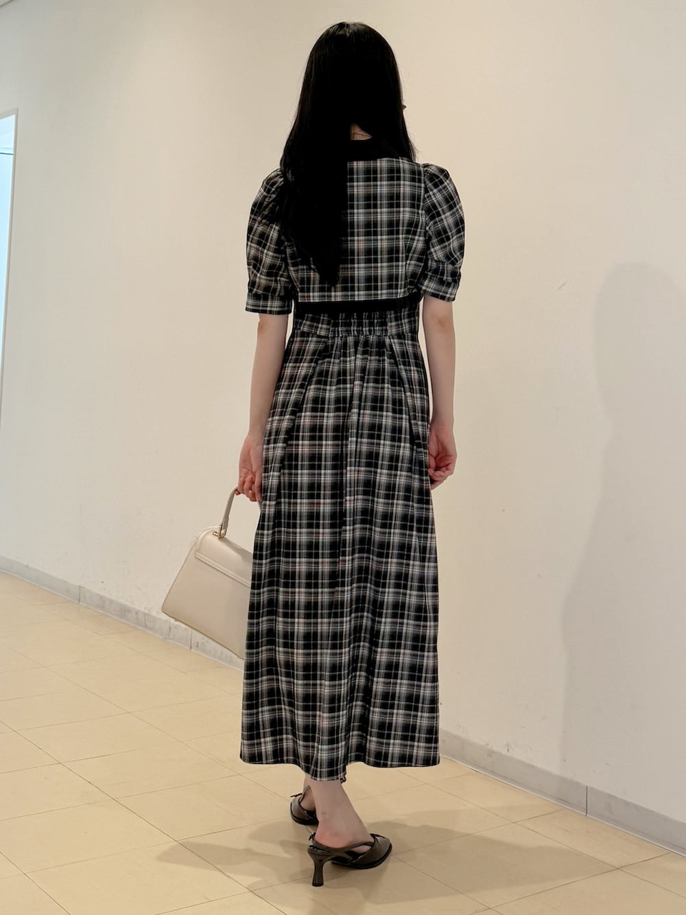 その他のワンピース、ホワイト系のハンドバッグ、グレー系のパンプスを着用したレディースの夏コーディネートの6枚目の写真
