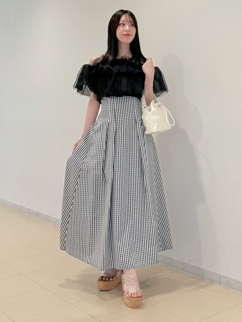 ブラック系のシャツ/ブラウス、その他のスカート、ホワイト系のハンドバッグを着用したレディースの春コーディネートの3枚目の写真