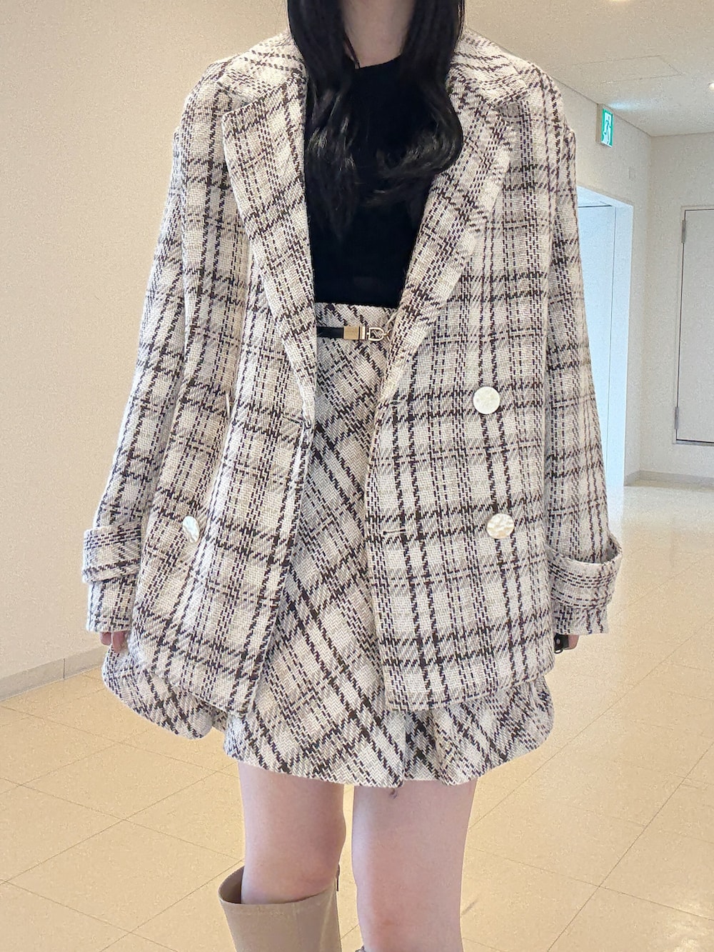 ブラック系のニット/セーター、ホワイト系のその他アウター、ホワイト系のその他パンツを着用したレディースの秋コーディネートの6枚目の写真