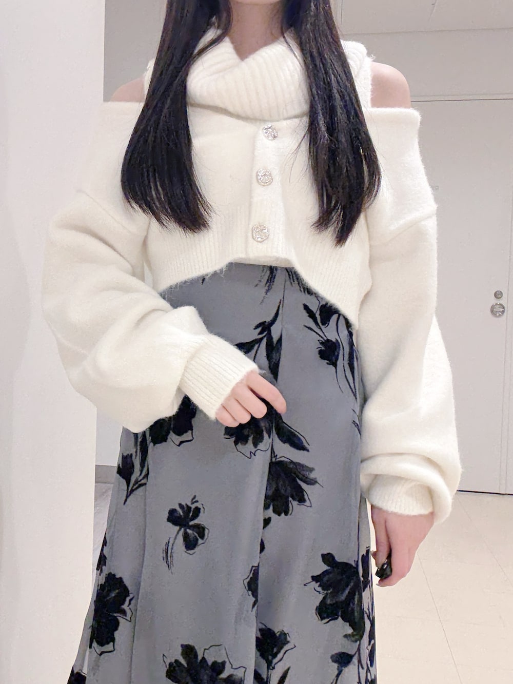 ホワイト系のニット/セーター、ブラック系のスカート、ホワイト系のショルダーバッグを着用したレディースの冬コーディネートの5枚目の写真