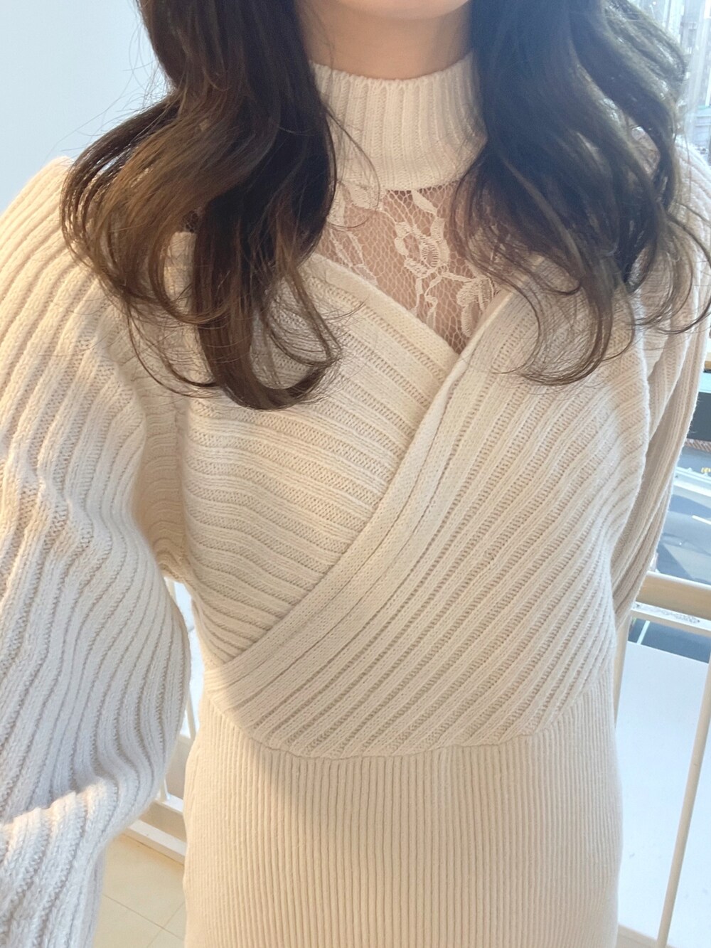 ホワイト系のワンピース、ブラック系のブーツ、ブラック系のショルダーバッグを着用したレディースの秋コーディネートの7枚目の写真