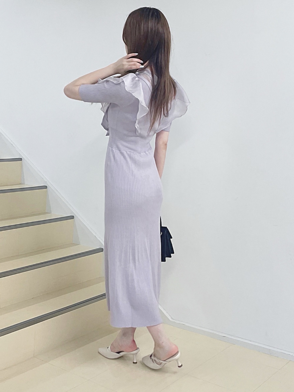 パープル系のワンピース、シルバー系のショルダーバッグ、ベージュ系のパンプスを着用したレディースの夏コーディネートの4枚目の写真