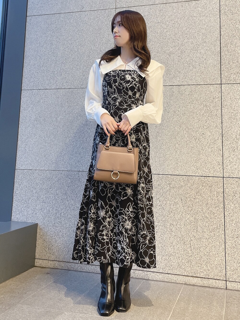 ブラック系のブーツ、その他のワンピース、ブラウン系のハンドバッグを着用したレディースの冬コーディネートの5枚目の写真