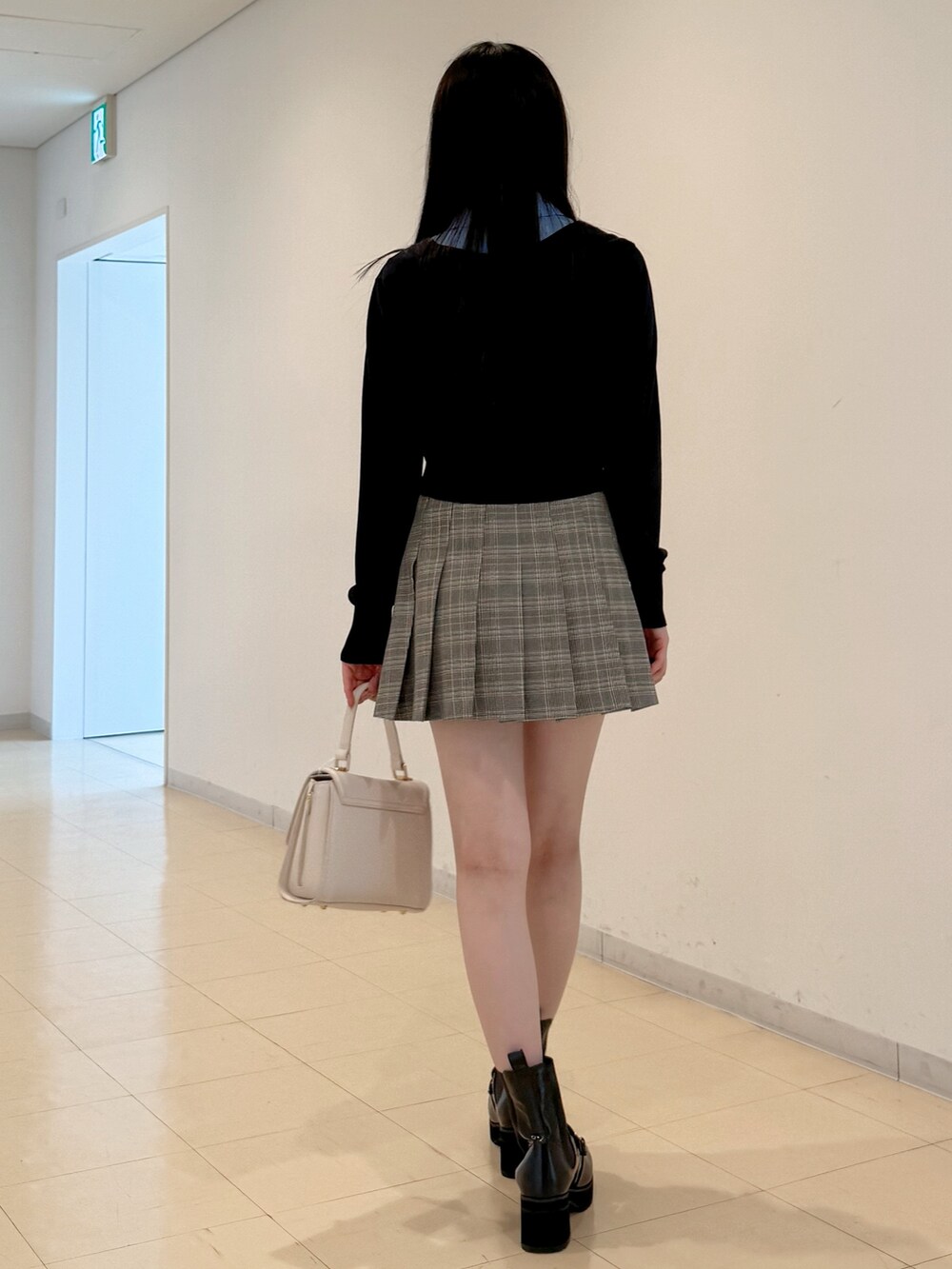 ブルー系のシャツ/ブラウス、グレー系のスカート、ホワイト系のハンドバッグを着用したレディースの夏コーディネートの5枚目の写真