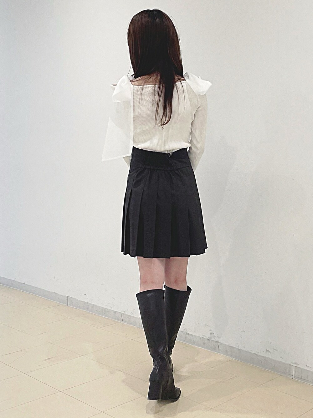 ホワイト系のニット/セーター、ブラウン系のその他パンツ、グレー系のハンドバッグを着用したレディースの秋コーディネートの6枚目の写真