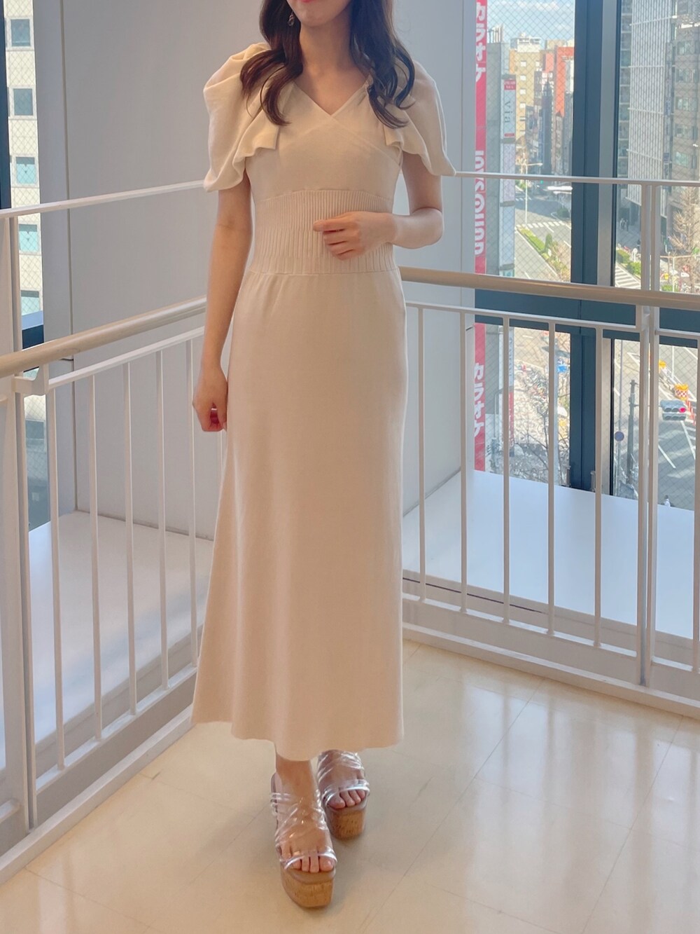 ホワイト系のワンピース、ホワイト系のサンダルを着用したレディースの春コーディネートの3枚目の写真