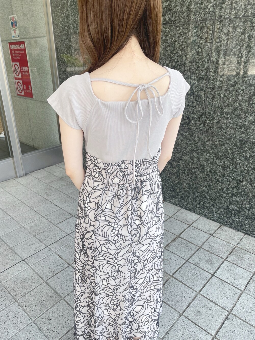 ベージュ系のワンピース、ホワイト系のハンドバッグ、その他のサンダルを着用したレディースの夏コーディネートの7枚目の写真