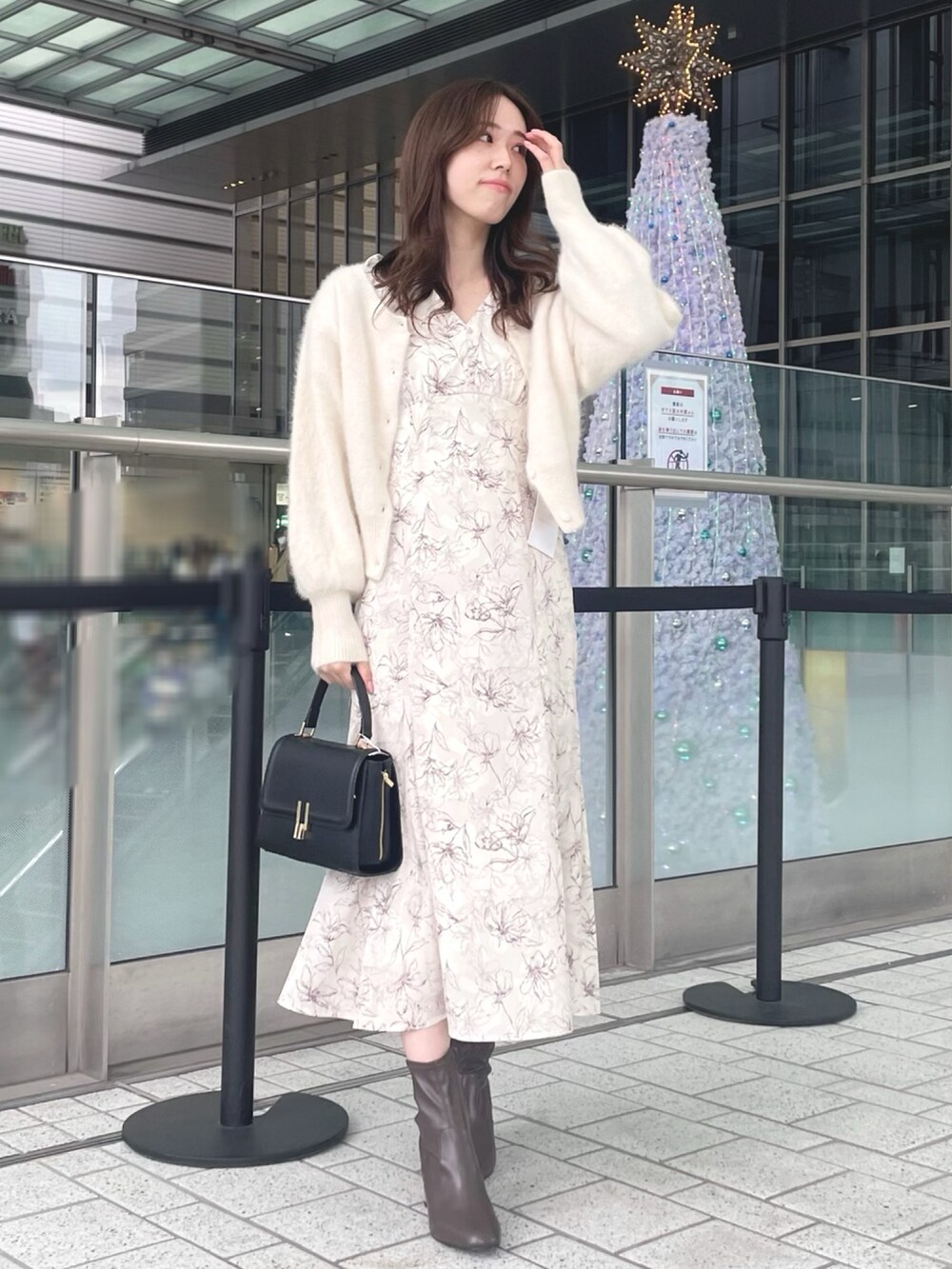 ホワイト系のカーディガン/ボレロ、ホワイト系のワンピース、ブラック系のショルダーバッグを着用したレディースの秋コーディネートの3枚目の写真