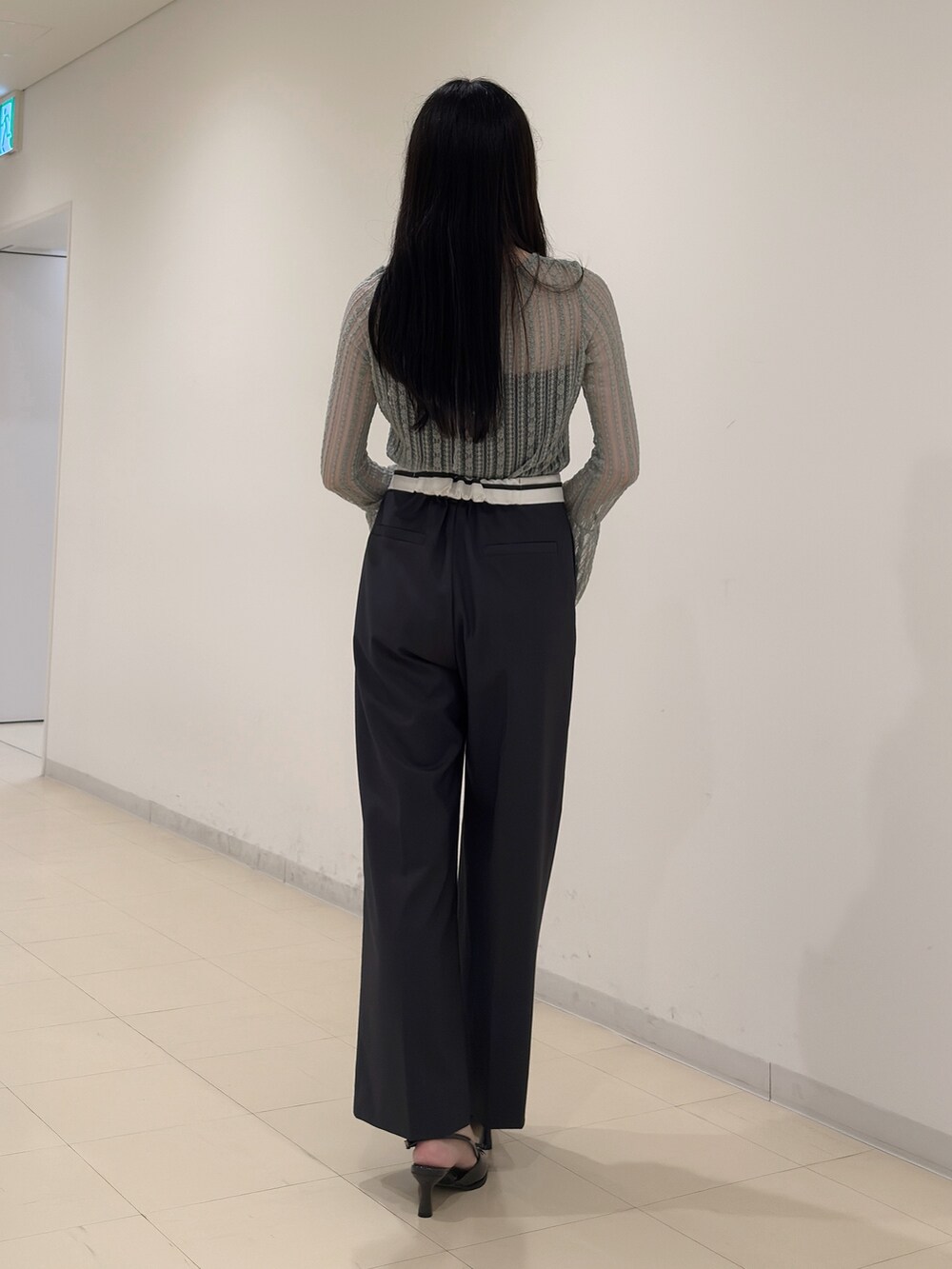 グリーン系のTシャツ/カットソー、グレー系のその他パンツ、グレー系のパンプスを着用したレディースの夏コーディネートの6枚目の写真