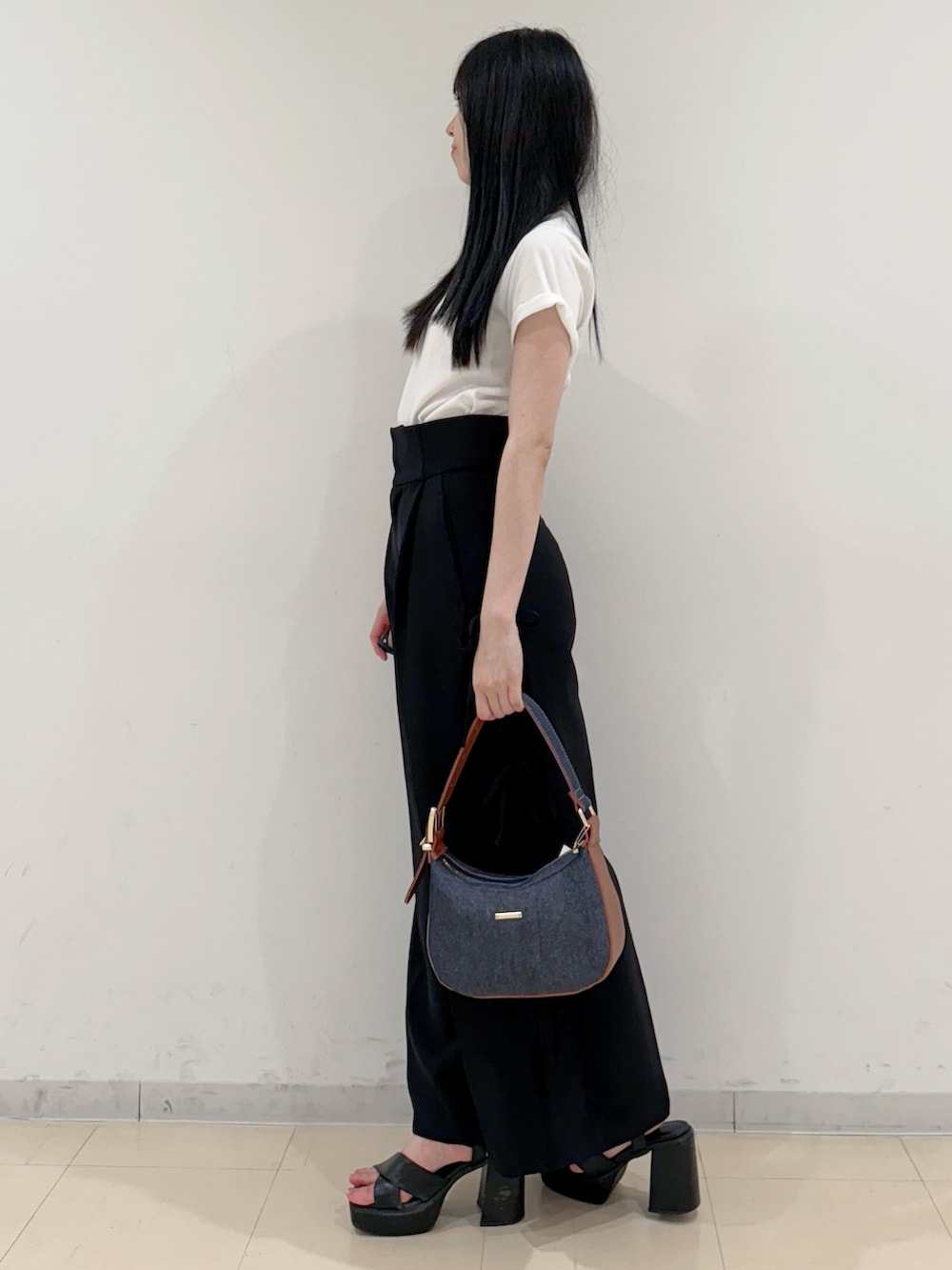 ホワイト系のTシャツ/カットソー、ブラック系のその他パンツ、ブルー系のショルダーバッグを着用したレディースの夏コーディネートの4枚目の写真
