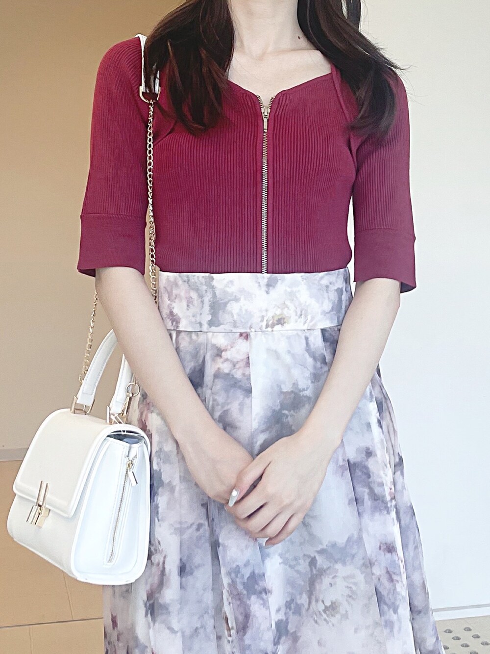 ピンク系のニット/セーター、ホワイト系のスカート、ホワイト系のショルダーバッグを着用したレディースの夏コーディネートの6枚目の写真