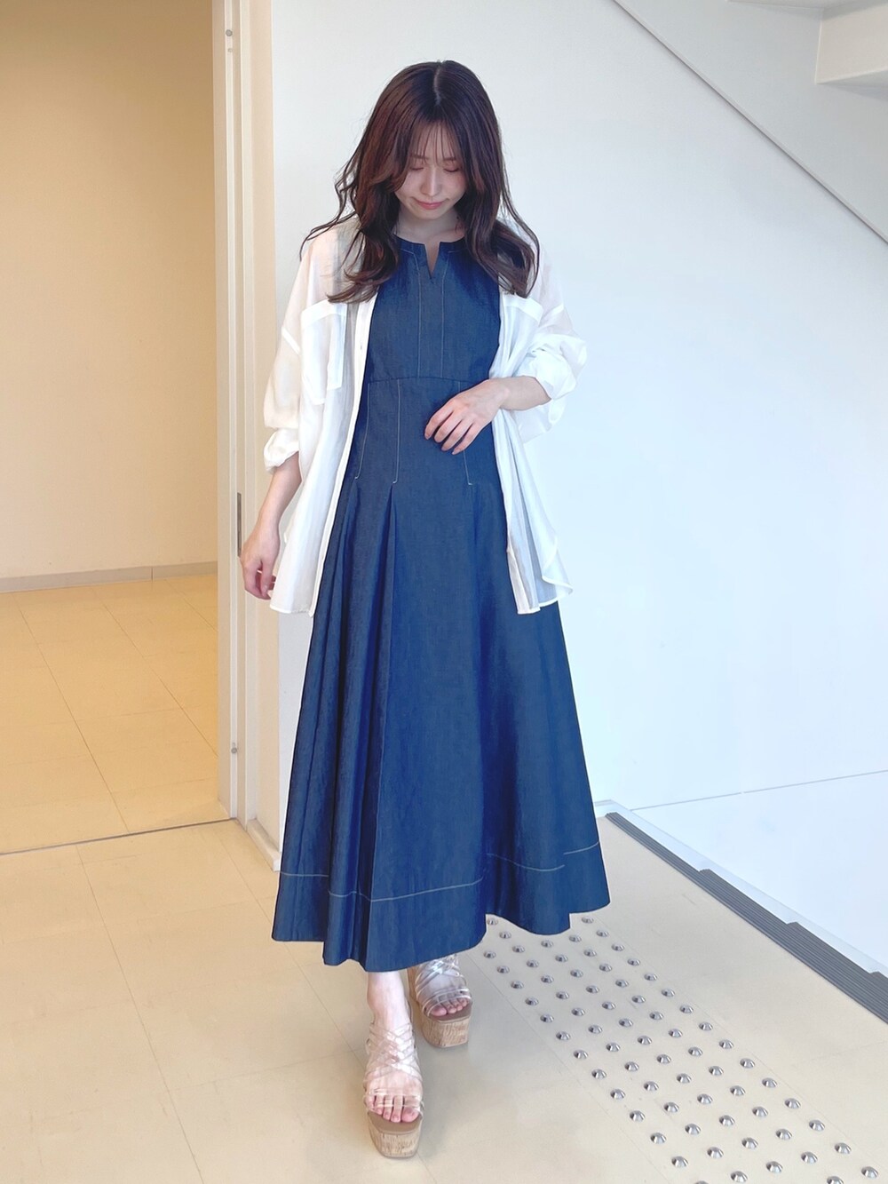 ブルー系のワンピース、その他のサンダル、ホワイト系のシャツ/ブラウスを着用したレディースの春コーディネートの5枚目の写真
