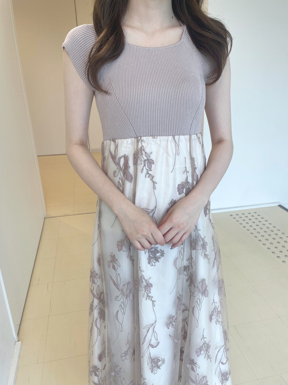 ブラウン系のサンダル、ベージュ系のワンピースを着用したレディースの夏コーディネートの4枚目の写真