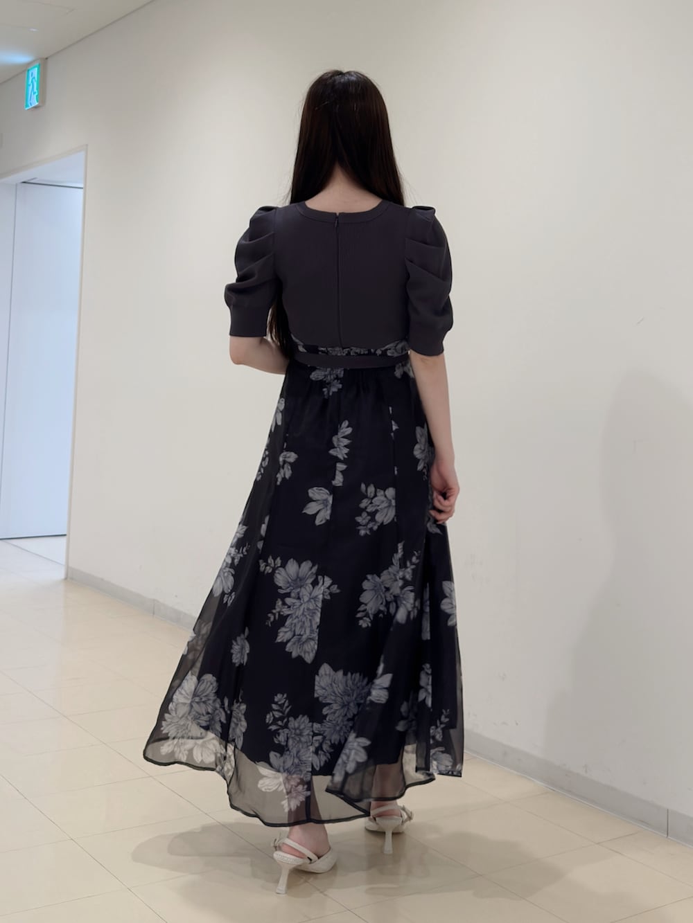 グレー系のワンピース、ホワイト系のパンプスを着用したレディースの夏コーディネートの5枚目の写真