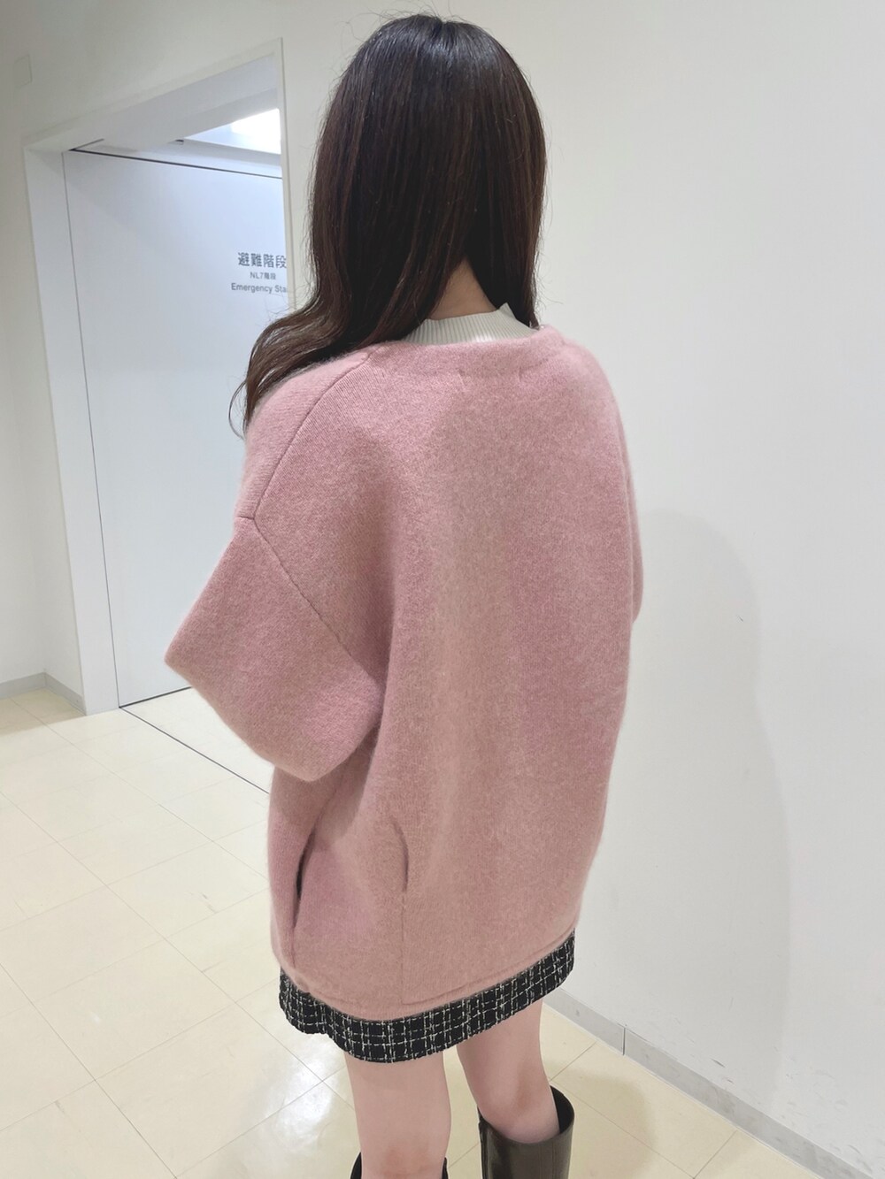 ブラック系のスカート、ホワイト系のニット/セーター、ピンク系のカーディガン/ボレロを着用したレディースの秋コーディネートの5枚目の写真