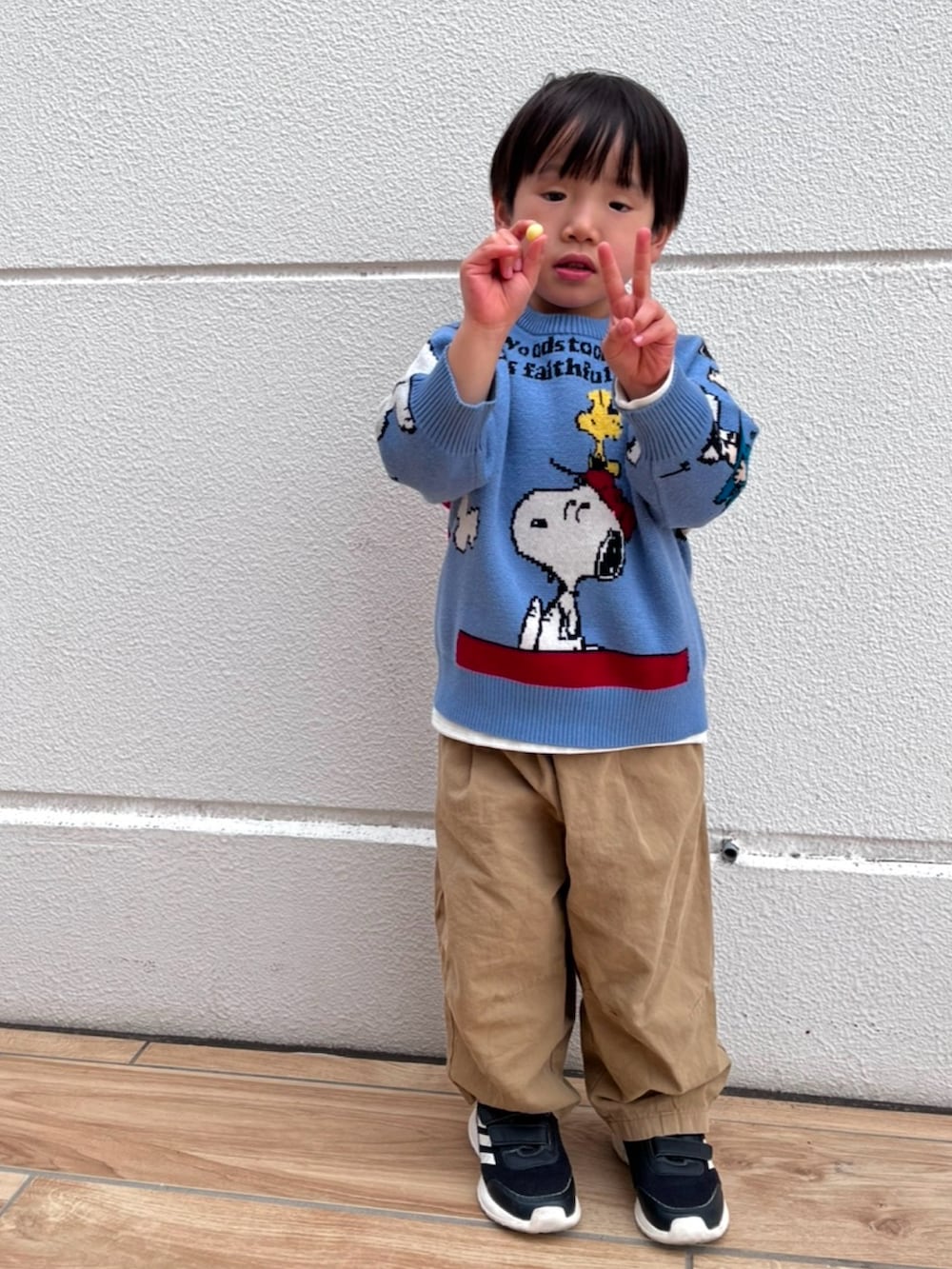 「スヌーピー、PEANUTS、ニット、ストリートコーデ、4歳男の子、ペアマノンストリート、ブリーズ、adidas」｜「PEANUTSのPEANUTS スペシャルニット（ニット/セーター、ブルー系）」を使った、kotaさん（キッズ・100cm）の冬コーディネートの2枚目の写真