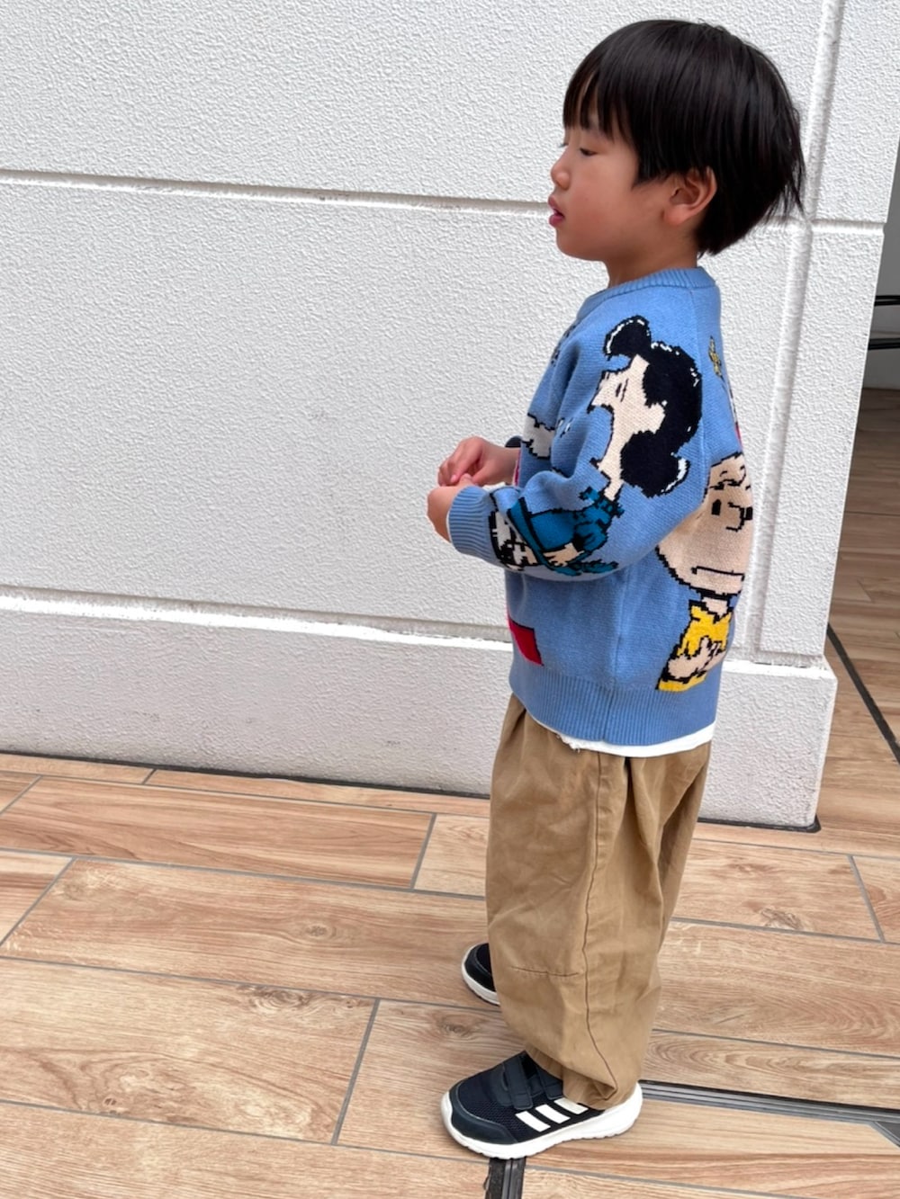 「スヌーピー、PEANUTS、ニット、ストリートコーデ、4歳男の子、ペアマノンストリート、ブリーズ、adidas」｜「PEANUTSのPEANUTS スペシャルニット（ニット/セーター、ブルー系）」を使った、kotaさん（キッズ・100cm）の冬コーディネートの4枚目の写真