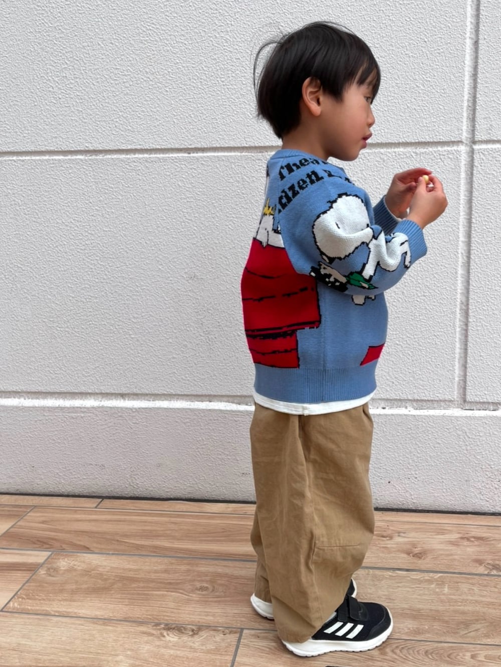 「スヌーピー、PEANUTS、ニット、ストリートコーデ、4歳男の子、ペアマノンストリート、ブリーズ、adidas」｜「PEANUTSのPEANUTS スペシャルニット（ニット/セーター、ブルー系）」を使った、kotaさん（キッズ・100cm）の冬コーディネートの3枚目の写真
