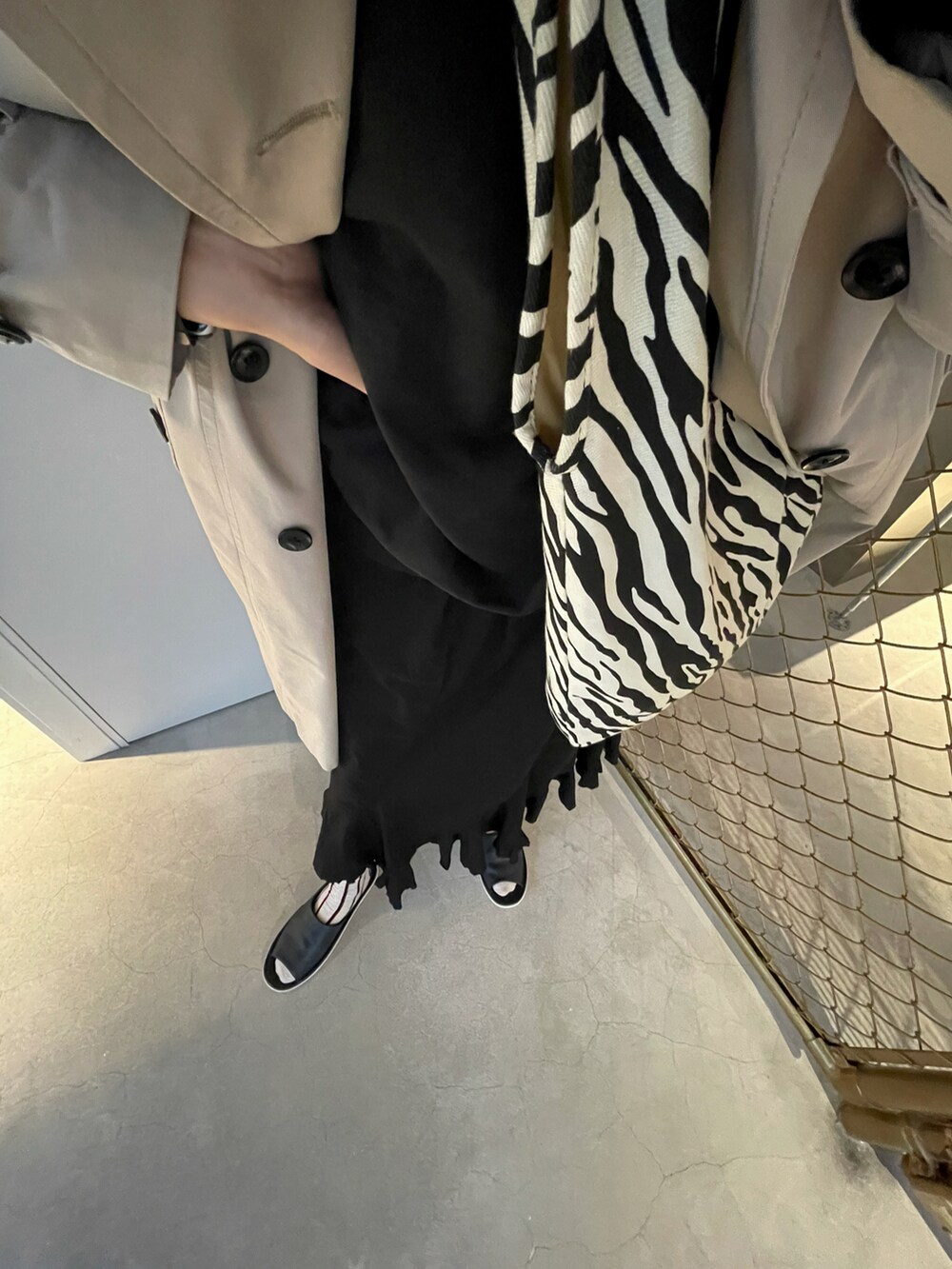 ブラック系のスカート、その他のトートバッグ、ブラック系のスウェットを着用したレディースの冬コーディネートの3枚目の写真