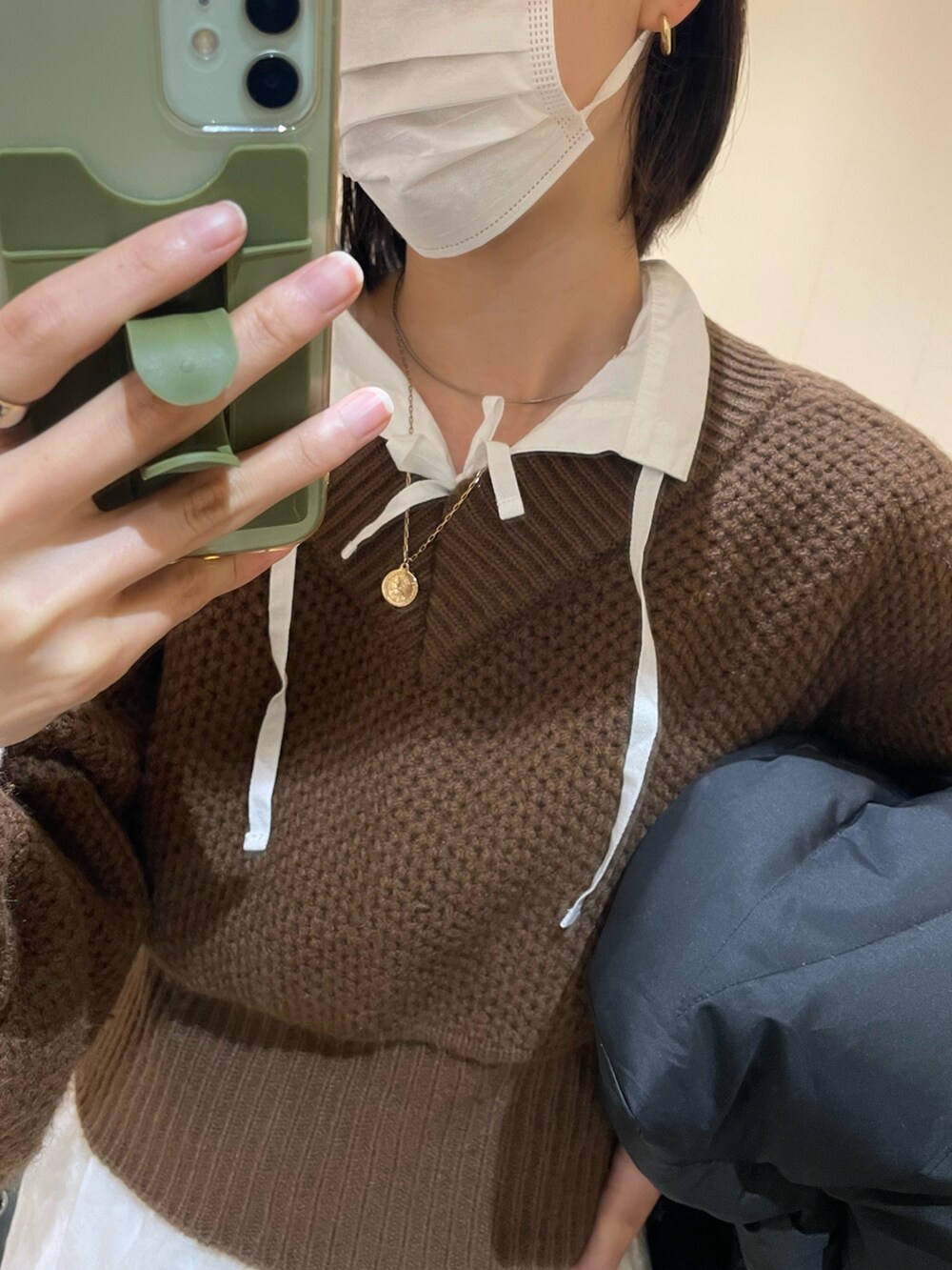 ホワイト系のワンピース/ドレス、ベージュ系のブーツ、ブラウン系のニット/セーターを着用したレディースの冬コーディネートの3枚目の写真