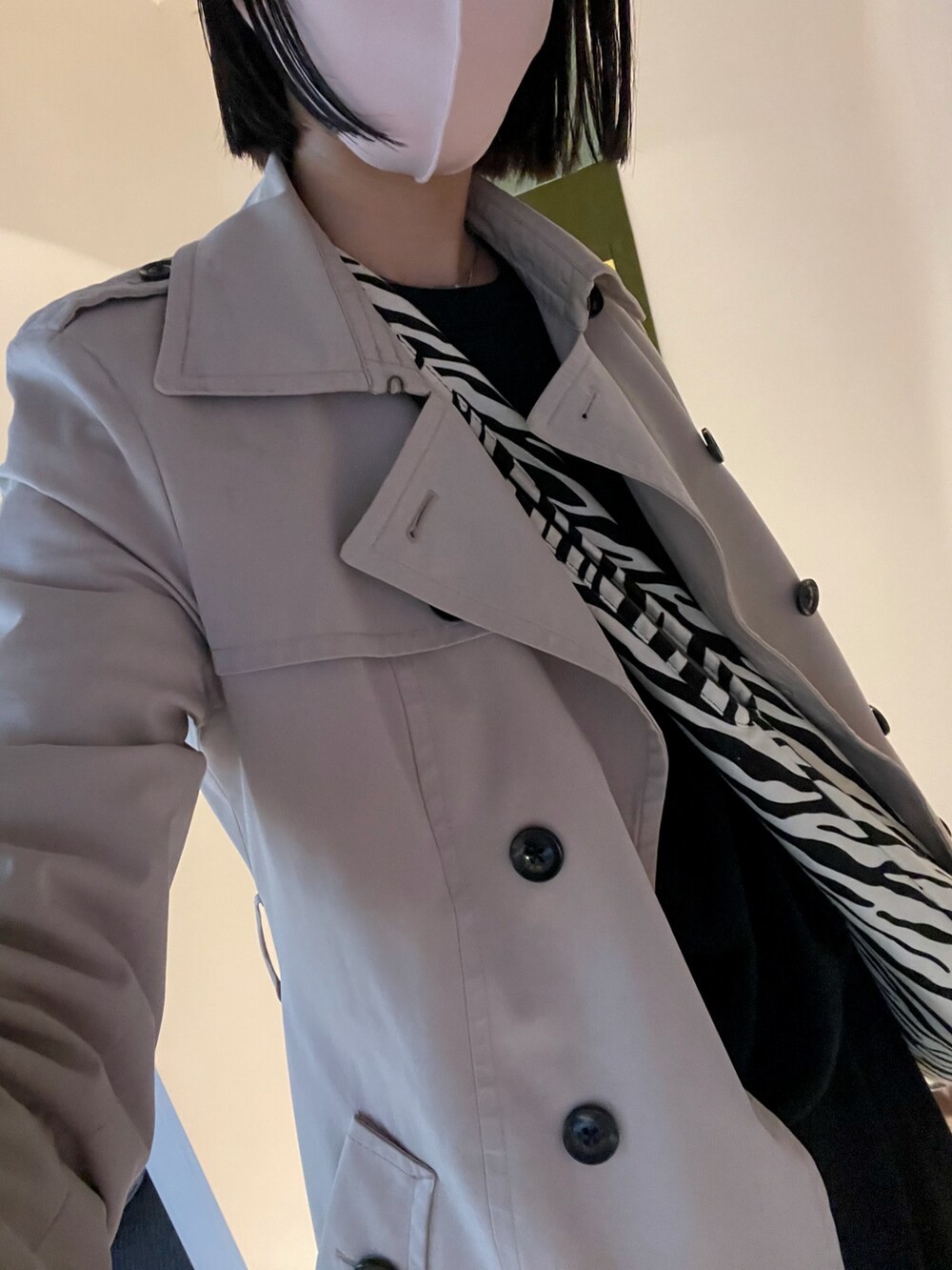 ブラック系のスカート、その他のトートバッグ、ブラック系のスウェットを着用したレディースの冬コーディネートの2枚目の写真