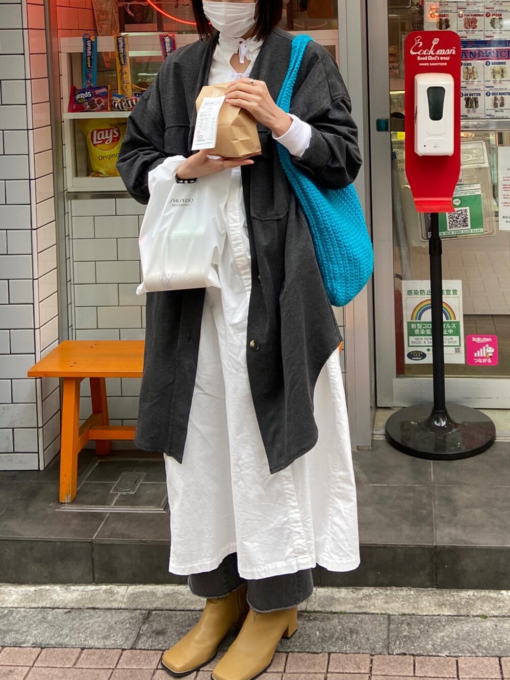 ホワイト系のワンピース/ドレス、グレー系のジャケット/アウター、ゴールド系のネックレスを着用したレディースの春コーディネートの2枚目の写真