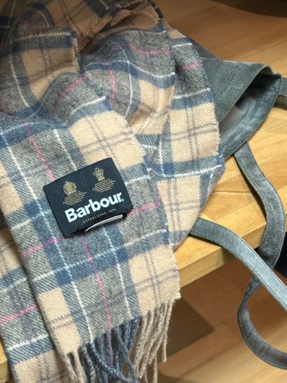 ブルー系のデニムジャケット、ブルー系のニット/セーター、グレー系のスラックスを着用したメンズの冬コーディネートの3枚目の写真