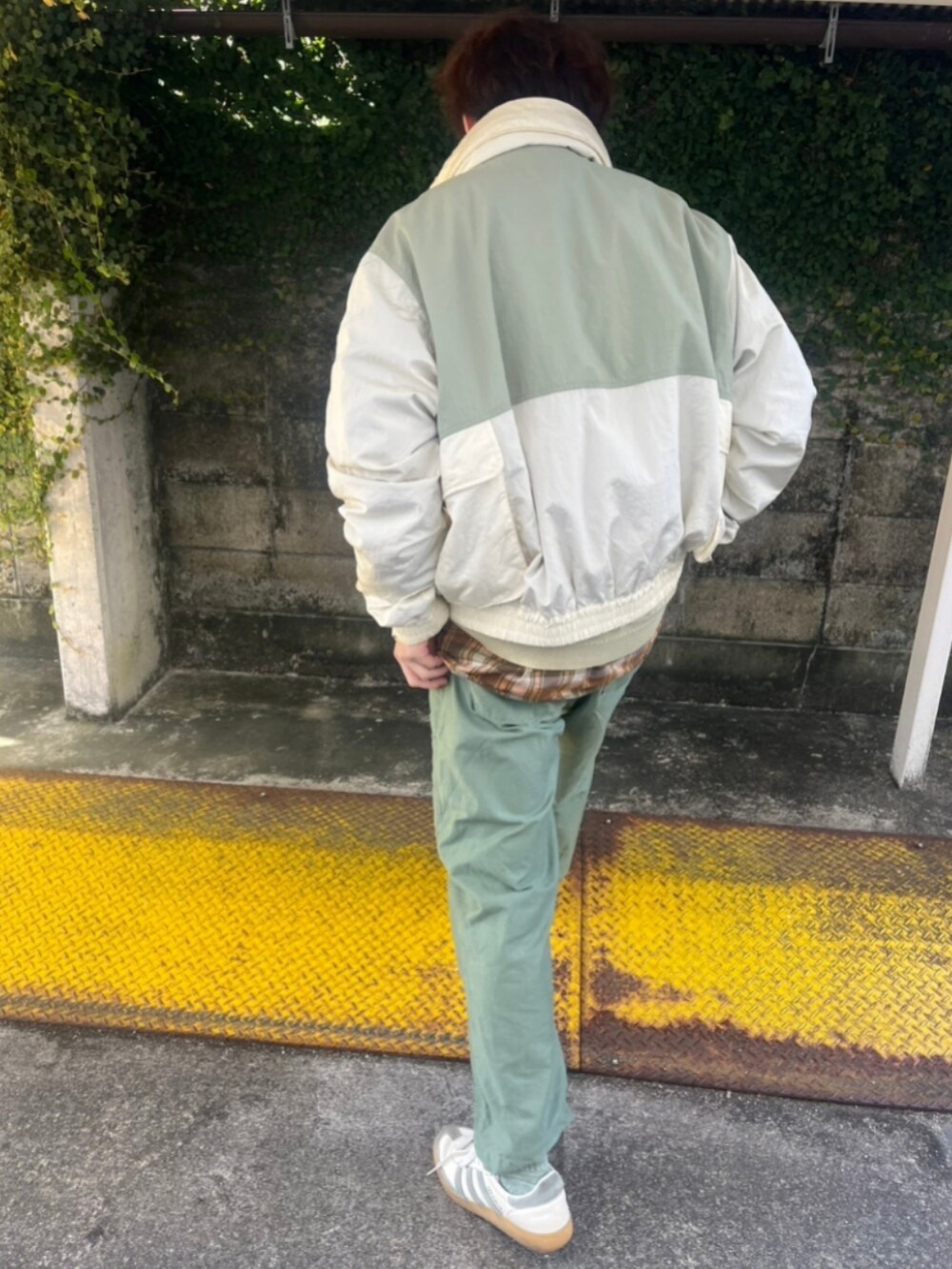 ホワイト系のナイロンジャケット、グリーン系のカーディガン/ボレロ、その他のシャツ/ブラウスを着用したメンズの冬コーディネートの2枚目の写真