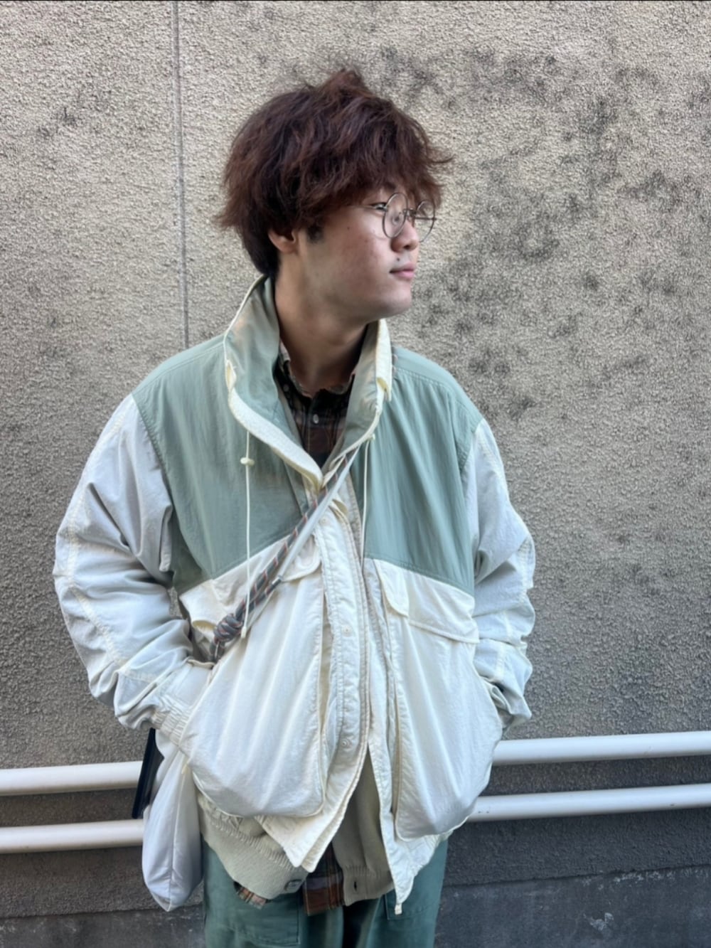 ホワイト系のナイロンジャケット、グリーン系のカーディガン/ボレロ、その他のシャツ/ブラウスを着用したメンズの冬コーディネートの4枚目の写真