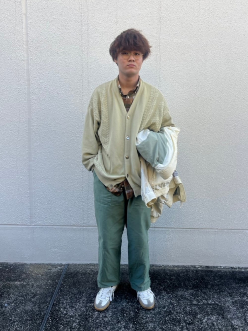 ホワイト系のナイロンジャケット、グリーン系のカーディガン/ボレロ、その他のシャツ/ブラウスを着用したメンズの冬コーディネートの3枚目の写真