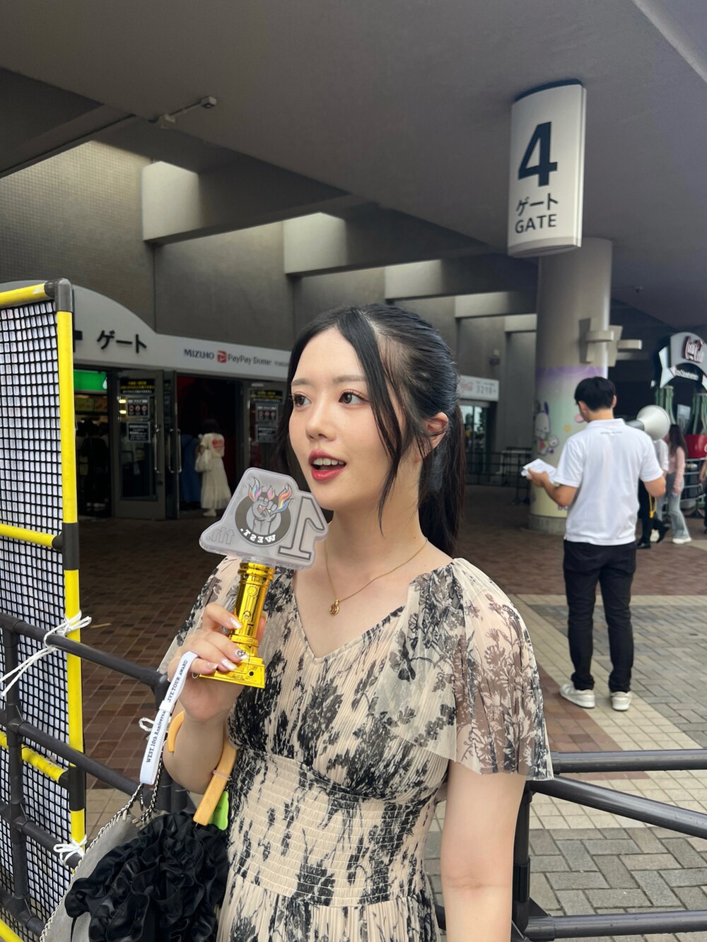 グリーン系のサンダル、グレー系のショルダーバッグ、ベージュ系のワンピースを着用したレディースの秋コーディネートの2枚目の写真