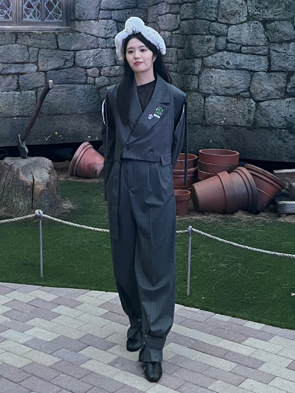 ブラック系のショルダーバッグ、グレー系のジャケット/アウターを着用したレディースの秋コーディネートの2枚目の写真