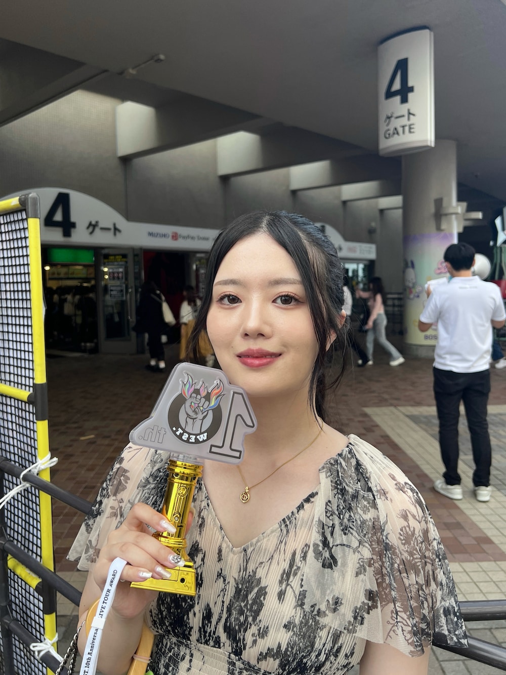 グリーン系のサンダル、グレー系のショルダーバッグ、ベージュ系のワンピースを着用したレディースの秋コーディネートの3枚目の写真