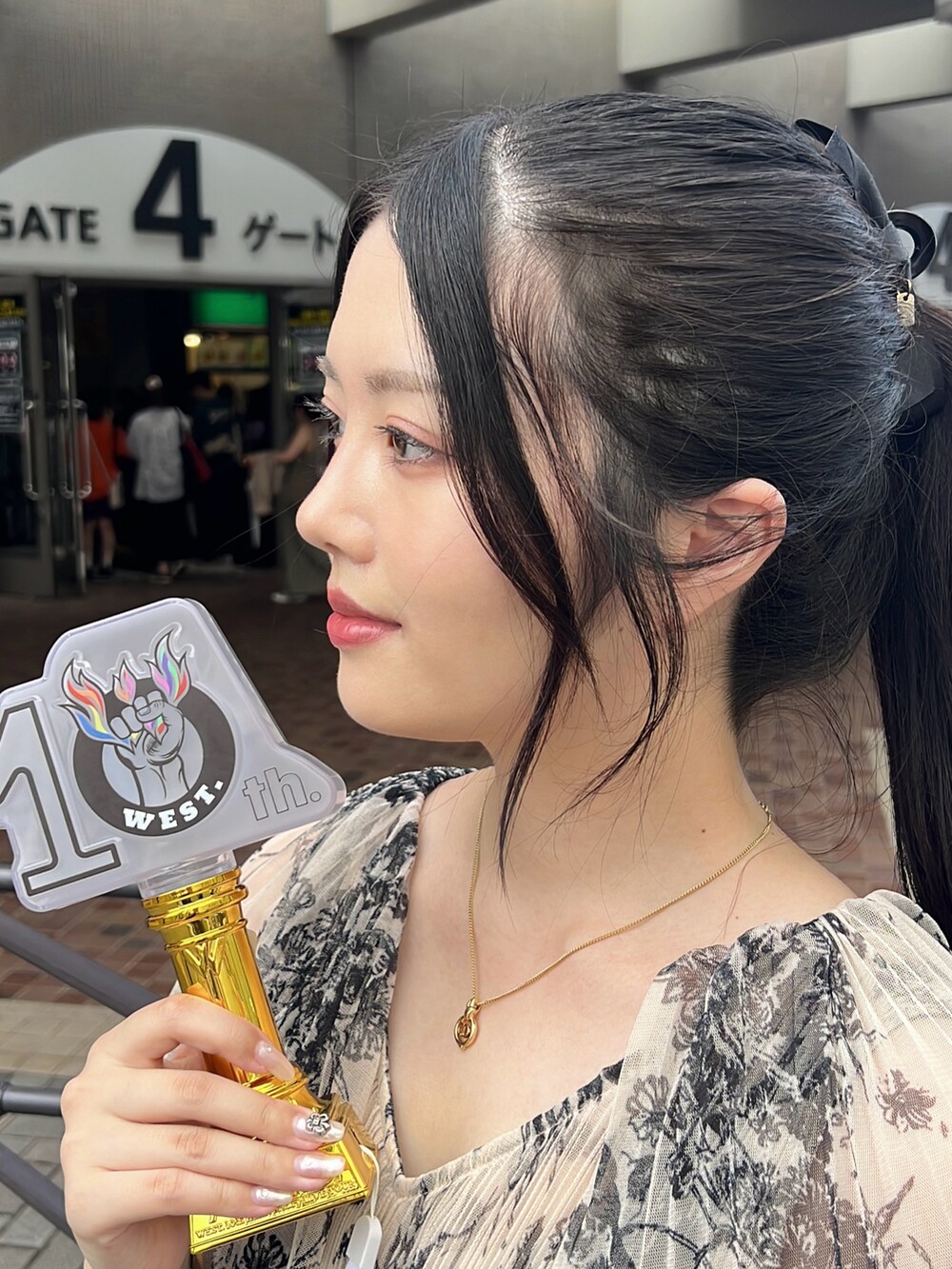 グリーン系のサンダル、グレー系のショルダーバッグ、ベージュ系のワンピースを着用したレディースの秋コーディネートの4枚目の写真