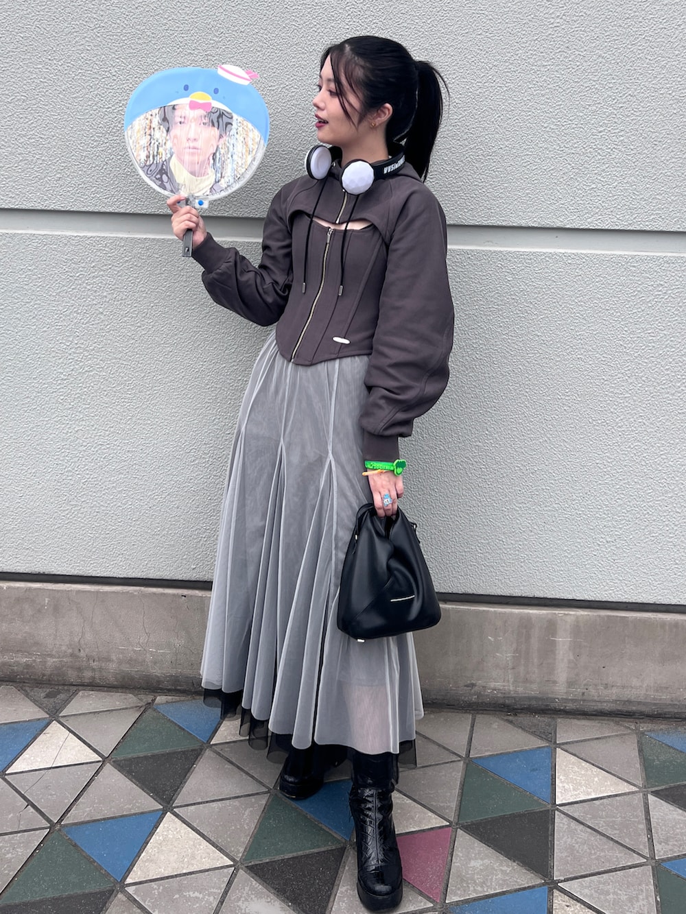 ブラック系のショルダーバッグ、ブラック系のブーツ、グレー系のパーカーを着用したレディースの秋コーディネートの2枚目の写真