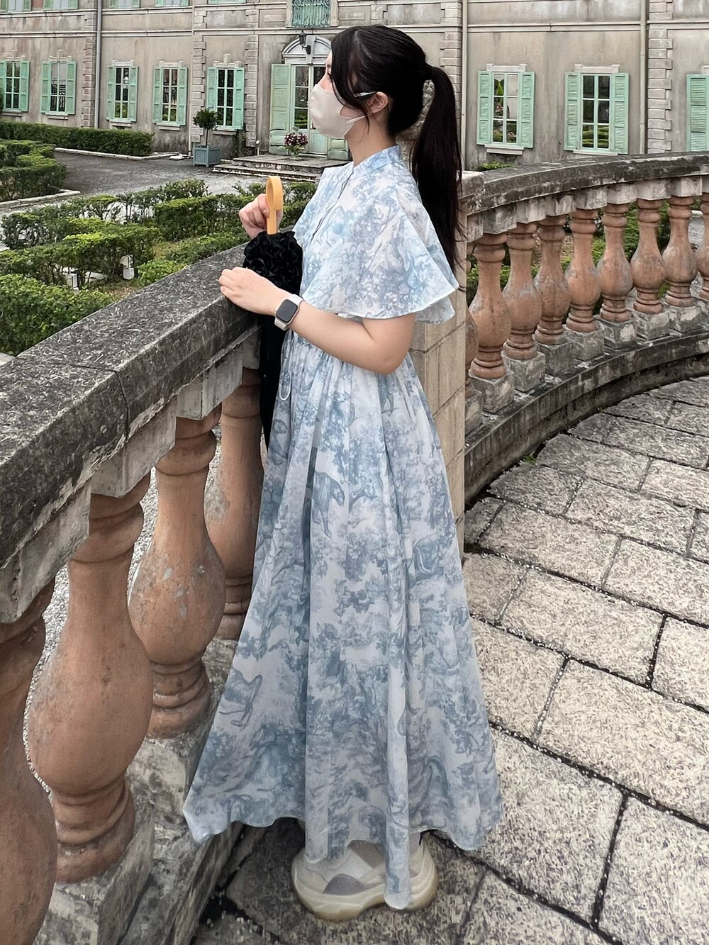 ブルー系のワンピース/ドレス、ホワイト系のスニーカーを着用したレディースの夏コーディネートの2枚目の写真