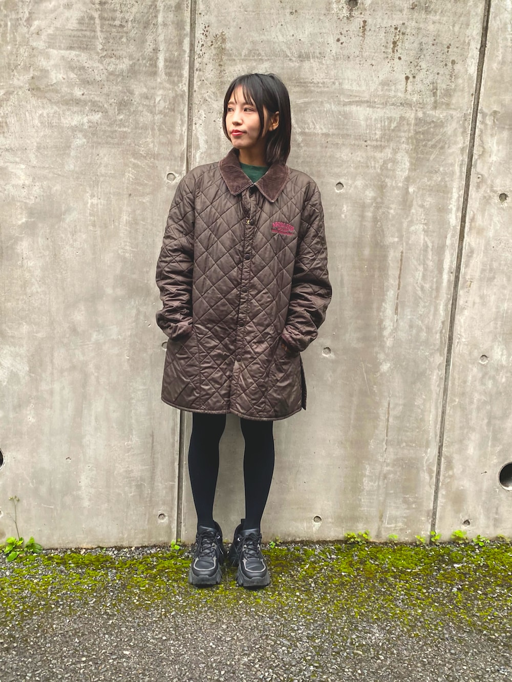 ブラック系のその他パンツ、ブラック系のスニーカー、グリーン系のスウェットを着用したレディースの秋コーディネートの2枚目の写真
