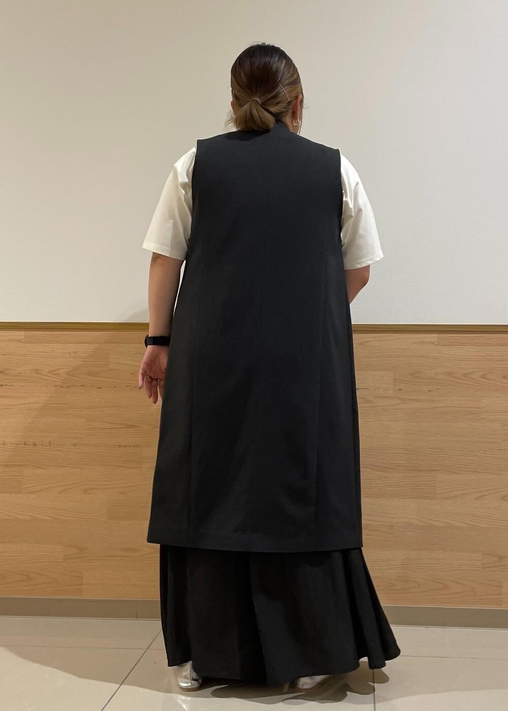 グレー系のその他パンツ、グレー系のベスト、シルバー系のバレエシューズを着用したレディースの秋コーディネートの3枚目の写真