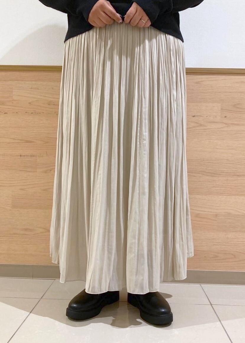 ベージュ系のスカート、ブラック系のブーツ、ブラック系のニット/セーターを着用したレディースの秋コーディネートの7枚目の写真