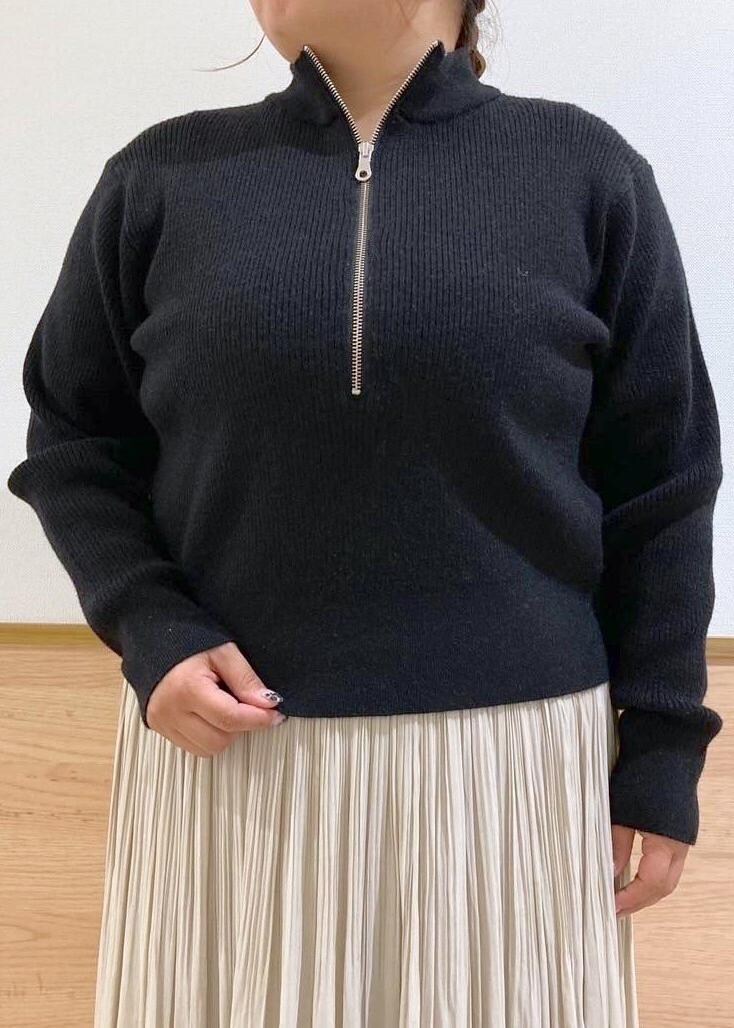 ベージュ系のスカート、ブラック系のブーツ、ブラック系のニット/セーターを着用したレディースの秋コーディネートの6枚目の写真