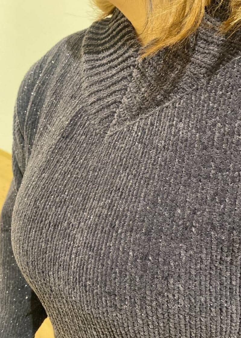 ブラック系のスカート、ブラック系のブーツ、グレー系のショルダーバッグを着用したレディースの冬コーディネートの5枚目の写真