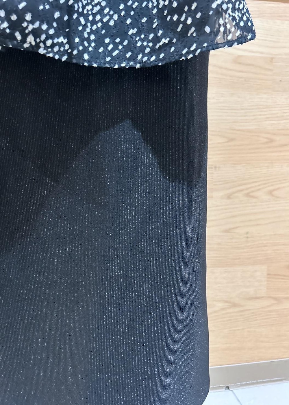 ブラック系のスカート、ブラック系のショルダーバッグ、ブラック系のシャツ/ブラウスを着用したレディースの秋コーディネートの6枚目の写真