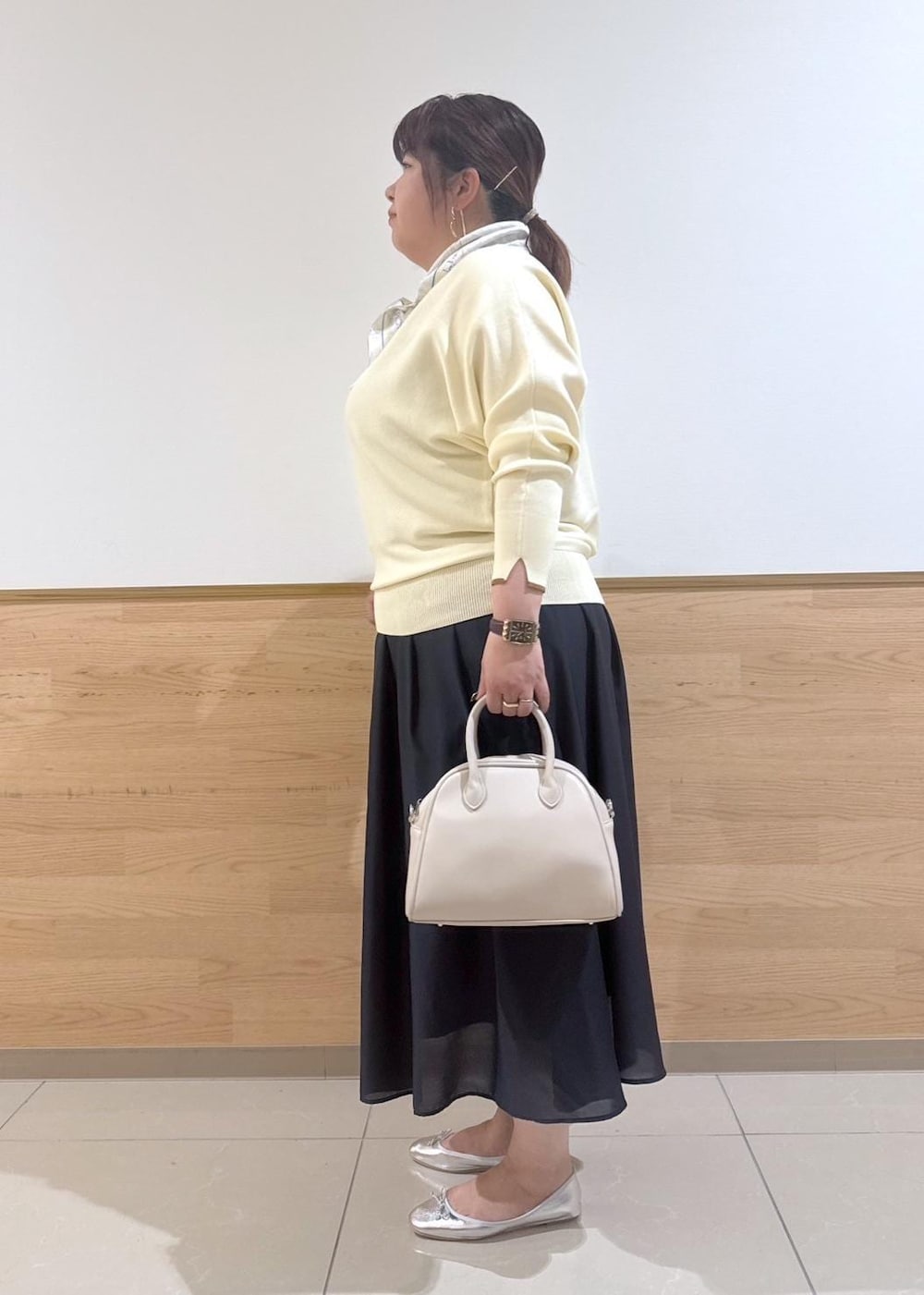 「ママコーデ、30代、30代後半、YOKU MOKU、ヨックモック、ビスキュイニット、袖口、着丈が選べるギャザースカート、ギャザースカート、スカーフ、フラワーグラデーションスカーフ、レザーボストンバック、初春コーデ、春コーデ、授業参観日コーデ」｜「ROPE' PICNICの着丈が選べるギャザースカート（スカート、ブルー系）」を使った、Kanaさん（レディース・156cm）の冬コーディネートの2枚目の写真
