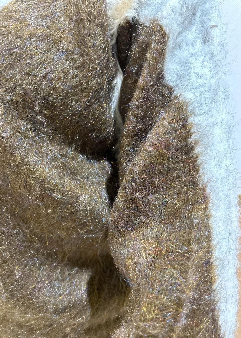 シルバー系のバレエシューズ、ブラック系のスカート、ブラウン系のニット/セーターを着用したレディースの秋コーディネートの5枚目の写真