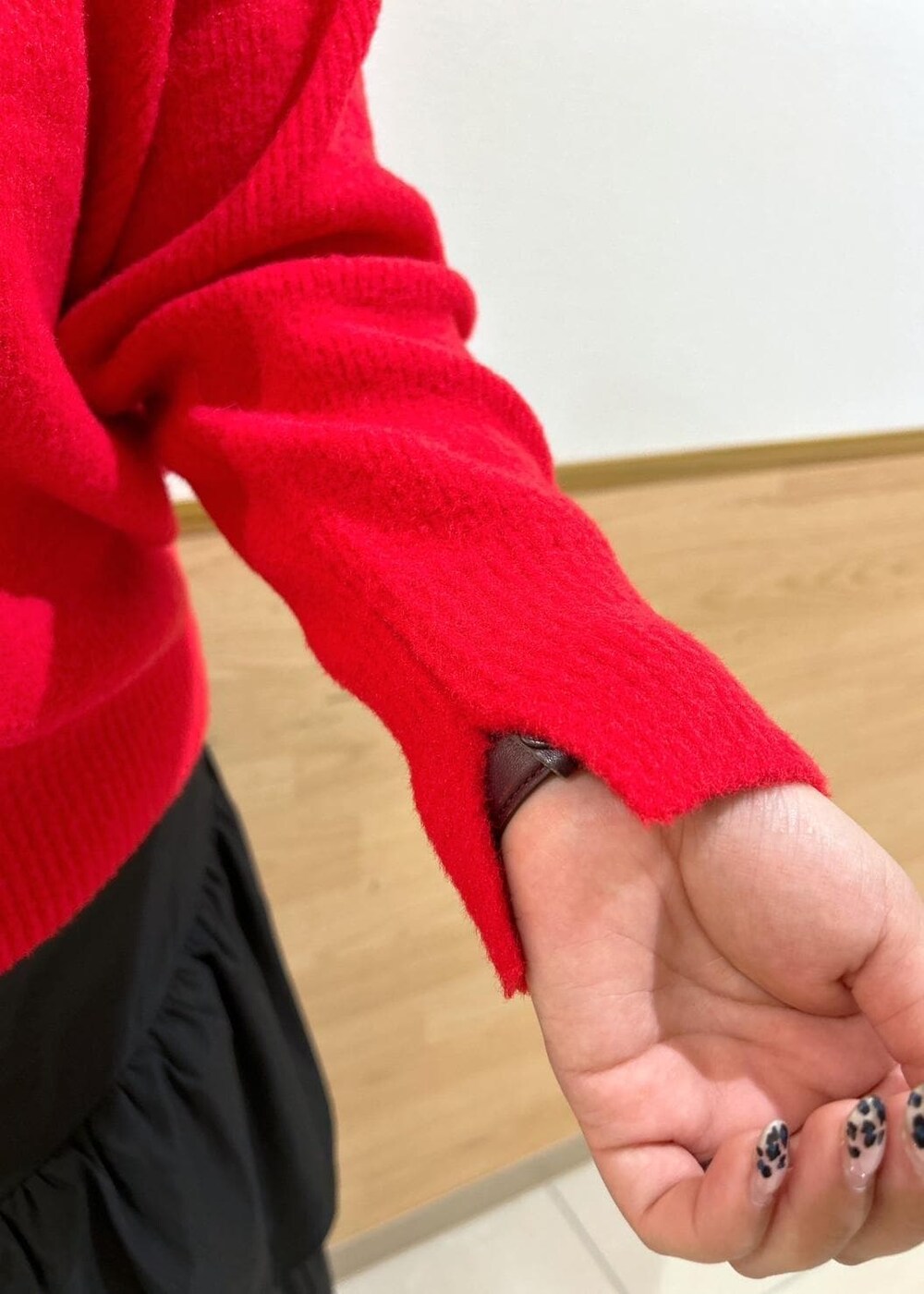 ブラック系のスカート、ブラック系のブーツ、シルバー系のショルダーバッグを着用したレディースの秋コーディネートの10枚目の写真