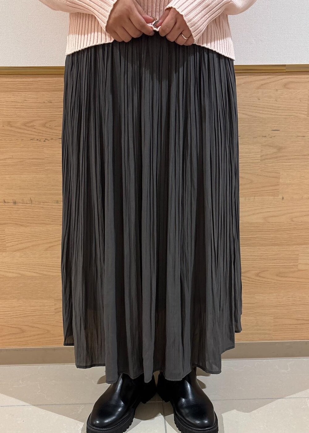 シルバー系のトートバッグ、グレー系のスカート、ピンク系のニット/セーターを着用したレディースの冬コーディネートの6枚目の写真