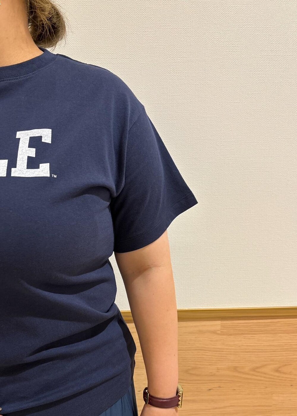 ホワイト系のサンダル、ホワイト系のショルダーバッグ、ブルー系のTシャツ/カットソーを着用したレディースの夏コーディネートの3枚目の写真